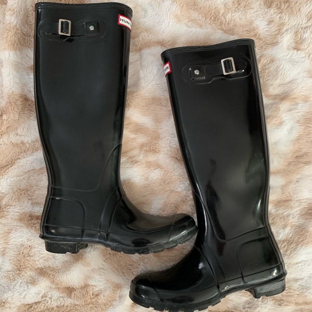 Women’s Hunter Tall Gloss Rain Boots with socks